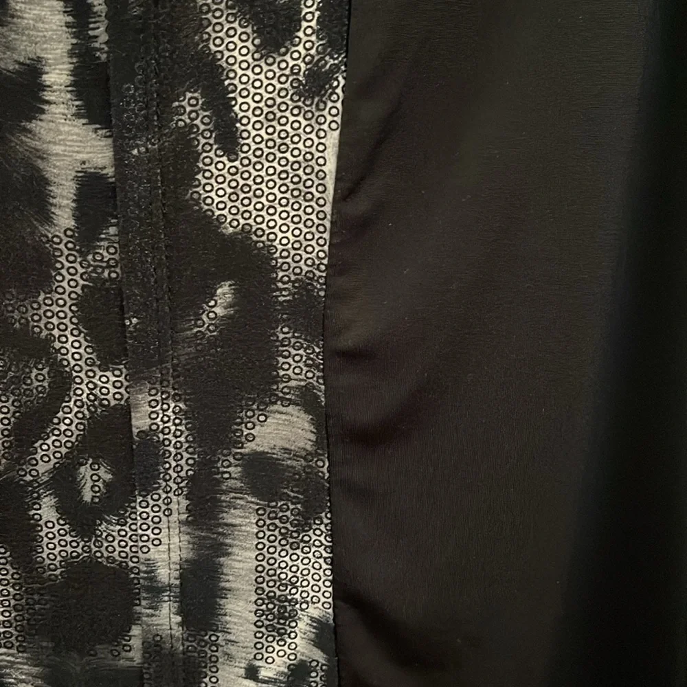 Peter Nygard black and light gray V neck blouse. Size XL - Picture 6 of 9